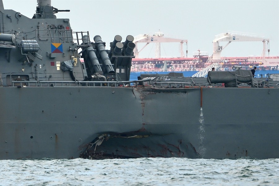 Cứu hộ tàu USS John S.McCain sau va chạm với tàu chở dầu Singapore